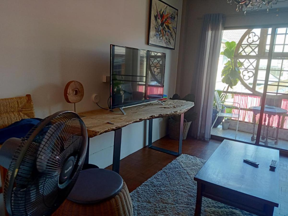 8Th House @ Center Of Chiangmai Old Town Apartment Chiang Mai Bagian luar foto